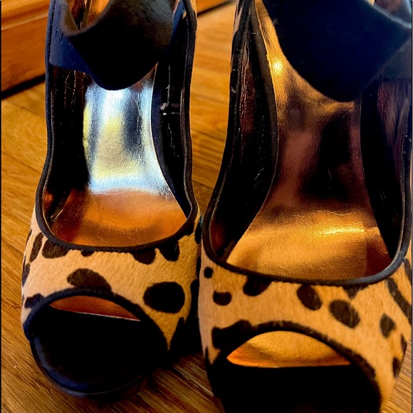 Cheetah print Stilettos. Size 7 - Picture 2 of 4